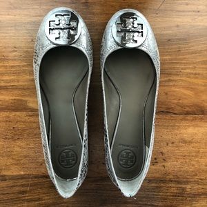 Tory Burch size 9.5 silver python Revas